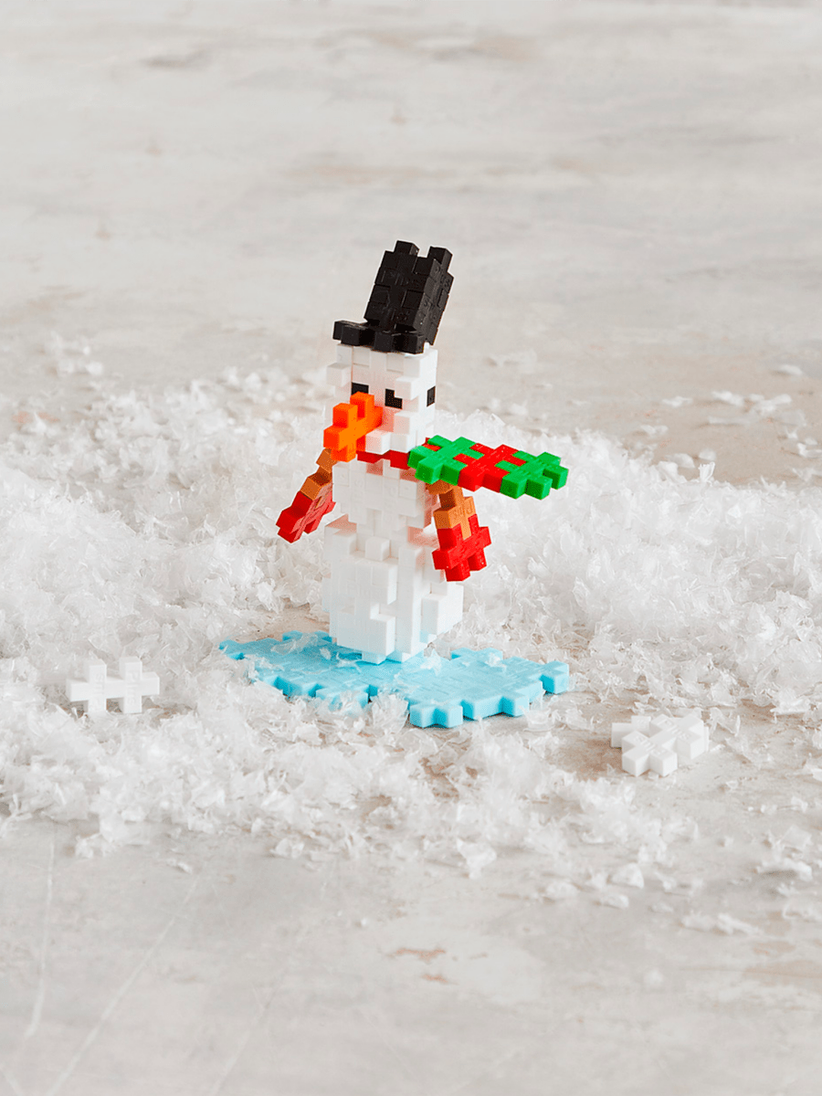 Plus-Plus Snowman build in play