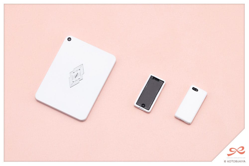 Snow White kit accessories: white tablet and two smartphones
