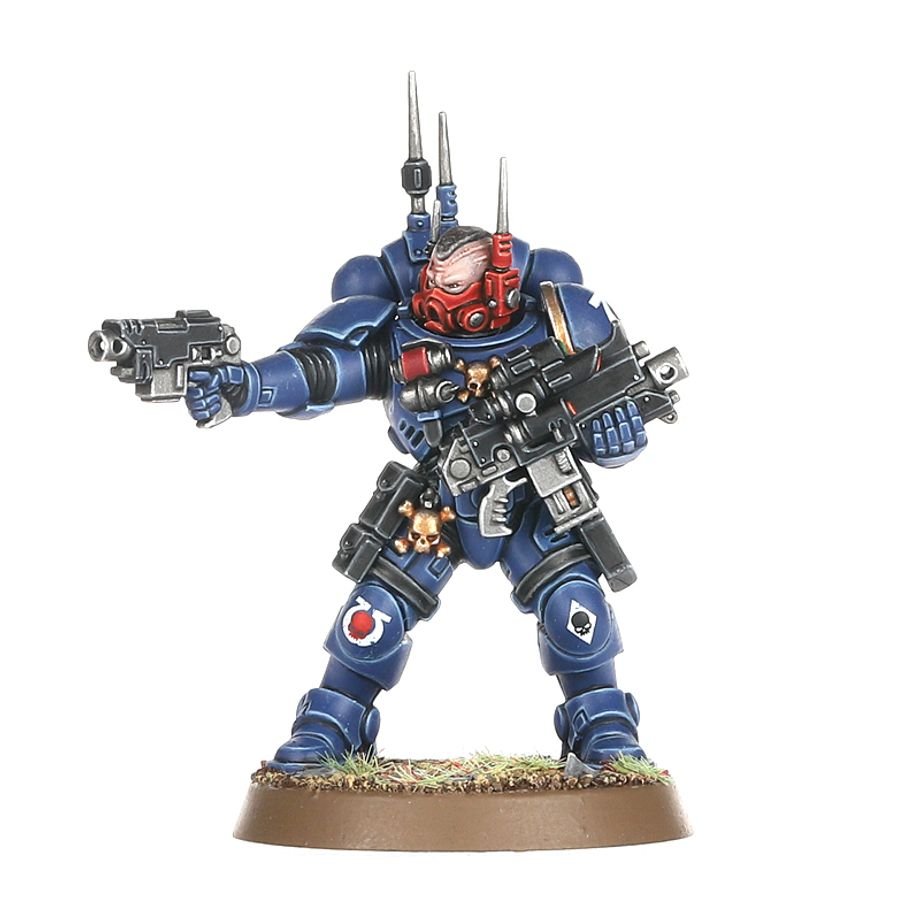 Painted Primaris Infiltrator Sergeant with red helmet, bolt pistol and carbine