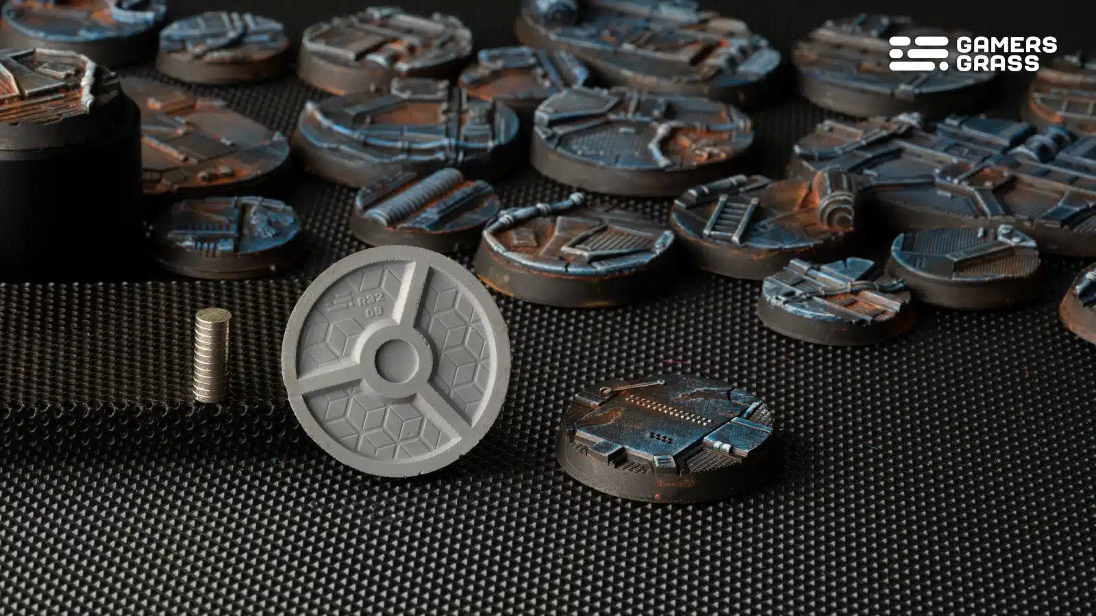 Gamers Grass Battle Ready Bases - Spaceship Corridor Round 32mm (x8) - Loaded Dice