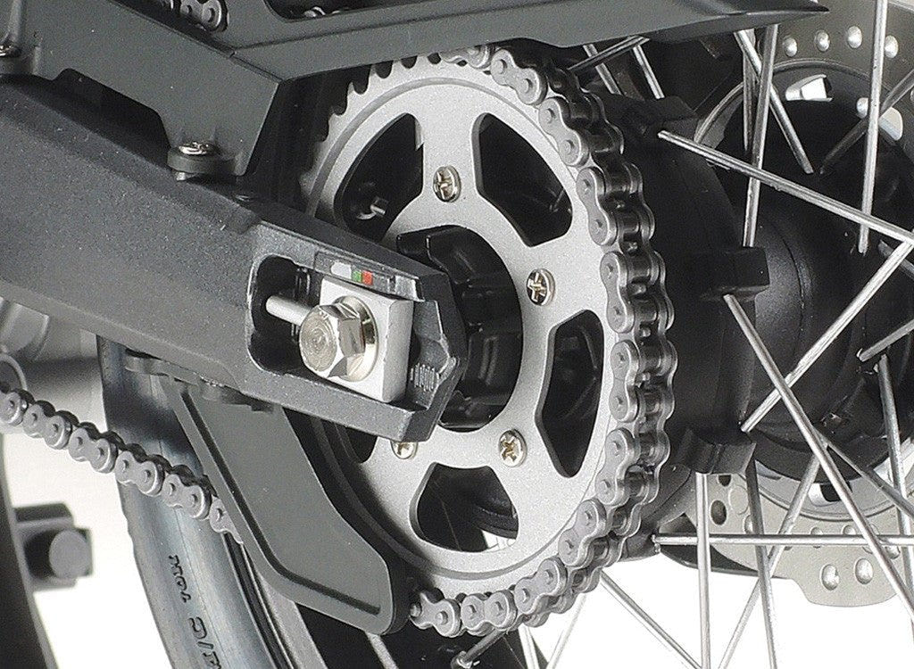 Tamiya 1/6 Honda link-type assembly chain set, assembled chain fitted on a model motorcycle rear sprocket