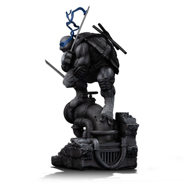 Teenage Mutant Ninja Turtles Leonardo Black and White Variant 26cm