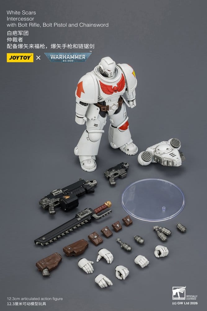 JoyToy White Scars Intercessor 12 cm, accessories laid out on grey: bolt rifle, chainsword, pistol, hands, stand