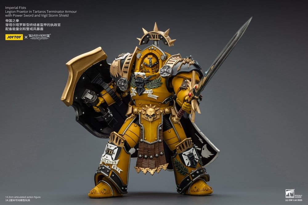 JoyToy Imperial Fists Tartaros Terminator Legion Praetor 14 cm, power sword raised, shield forward, wide view