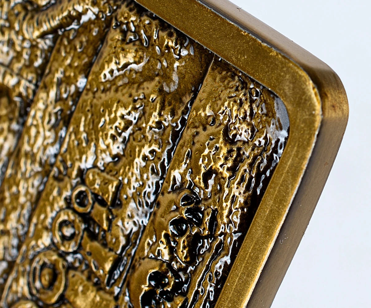 Close-up of the raised edge and throne relief on the Warhammer Emperor ingot